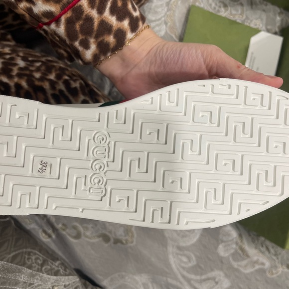 Gucci White Sneakers with Green and Red Accents - Picture 6 of 6